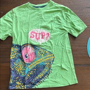Sz 10/12 Green Kids Shirt with Chameleon Design. Very Soft.